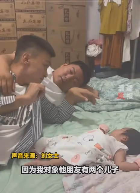 男子稀罕朋友閨女想摸一下，被呵斥和兄弟撒嬌，得知原因讓人笑噴