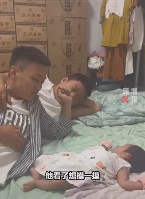 男子稀罕朋友閨女想摸一下，被呵斥和兄弟撒嬌，得知原因讓人笑噴