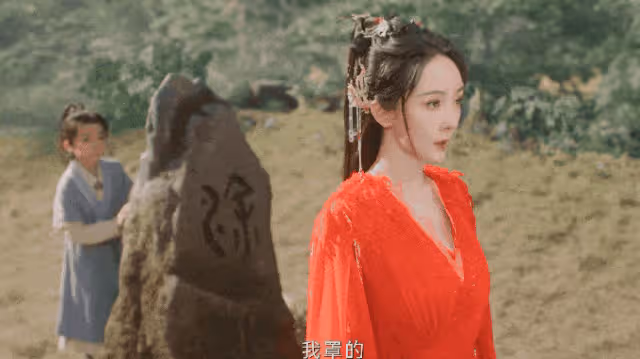 36歲楊冪又栽了！胖頭腫臉，竟以這種方式給青年演員上了一課