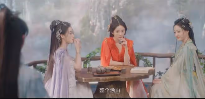 36歲楊冪又栽了!胖頭腫臉,竟以這種方式給青年演員上了一課