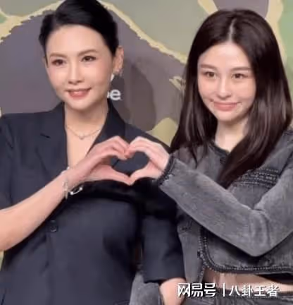 最美星二代!邱淑貞母子亮相活動牽手比心,女兒顏值逆天狀態佳