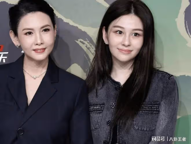 最美星二代!邱淑貞母子亮相活動牽手比心,女兒顏值逆天狀態佳