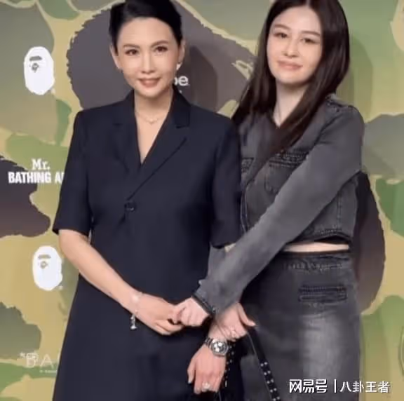 最美星二代!邱淑貞母子亮相活動牽手比心,女兒顏值逆天狀態佳