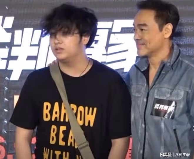 吳鎮宇父子出席活動!16歲費曼緊張到手抖,體型龐大長成「巨人」