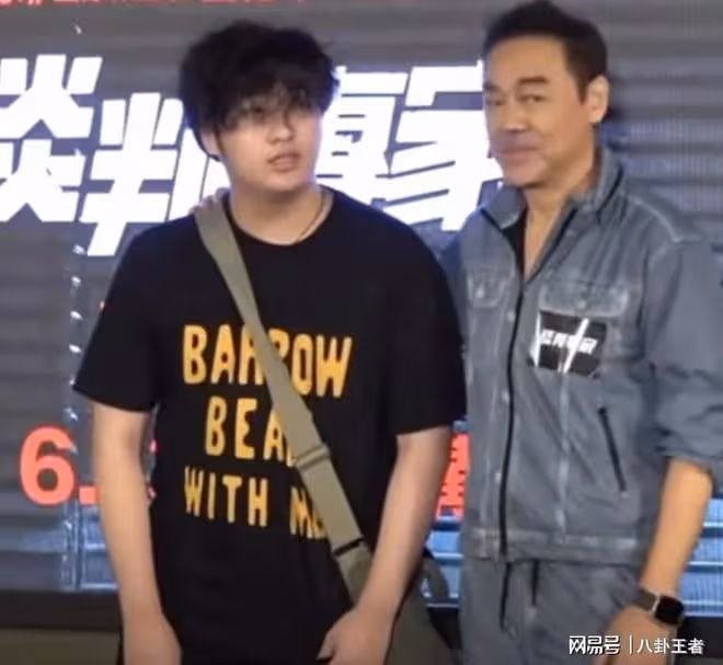 吳鎮宇父子出席活動!16歲費曼緊張到手抖,體型龐大長成「巨人」