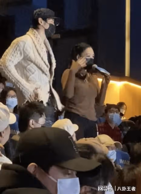 春光乍泄!鍾麗緹電影院走光,身材豐滿撐爆衣服,張倫碩反應暖心