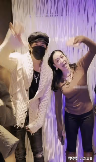 春光乍泄!鍾麗緹電影院走光,身材豐滿撐爆衣服,張倫碩反應暖心