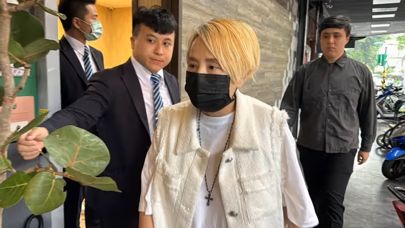 寬姐母喪｜16星弔唁！張小燕徒弟風波後首亮相最有心　謝金燕中斷《浪姐5》返台最遙遠