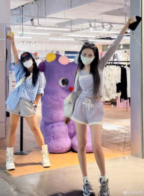 何潔周揚青開心小聚,辣媽辣妹組合超養眼,同款高顏值搶鏡