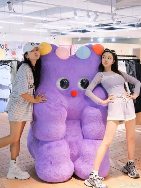 何潔周揚青開心小聚,辣媽辣妹組合超養眼,同款高顏值搶鏡