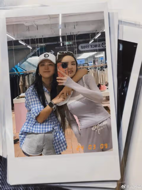 何潔周揚青開心小聚,辣媽辣妹組合超養眼,同款高顏值搶鏡