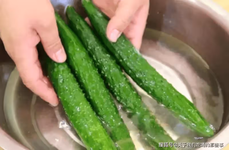 涼拌黃瓜,別直接放醋和生抽!教你正確做法,保准黃瓜香脆入味