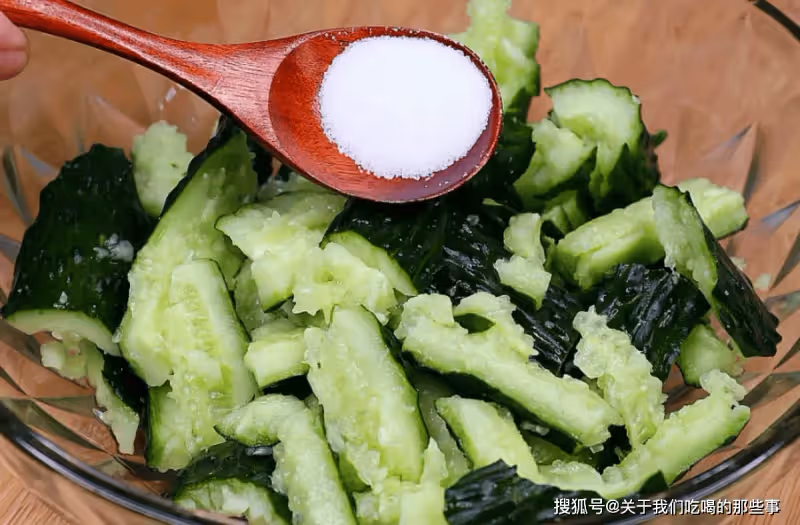涼拌黃瓜,別直接放醋和生抽!教你正確做法,保准黃瓜香脆入味