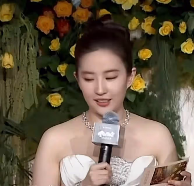 腰粗膀大、贅肉滿滿,忽胖忽瘦的劉亦菲哪來的底氣「拽」?
