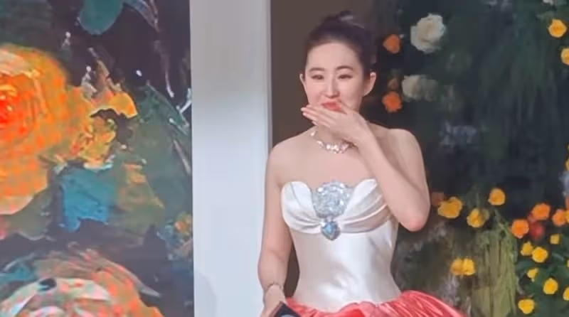 腰粗膀大、贅肉滿滿,忽胖忽瘦的劉亦菲哪來的底氣「拽」?
