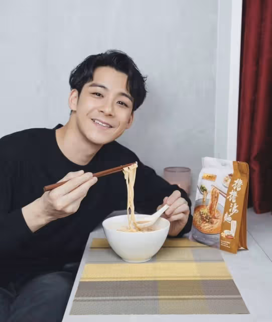 TVB離巢小生余德丞曬出遊照!曾與視後曖昧不清,踢球昏迷後險死