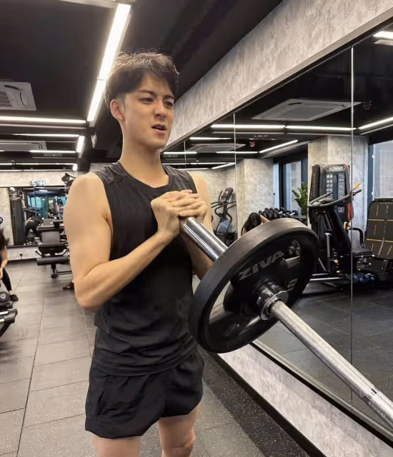 TVB離巢小生余德丞曬出遊照!曾與視後曖昧不清,踢球昏迷後險死