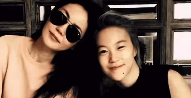 王菲點評女兒竇靖童深V造型,只說了倆字,不愧是天后王菲