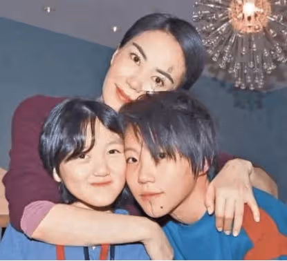 王菲點評女兒竇靖童深V造型,只說了倆字,不愧是天后王菲