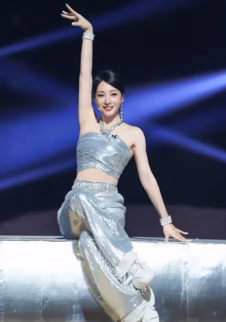 柳岩扎高馬尾,穿上銀裝「鎧甲」舞動激情,魅力無限