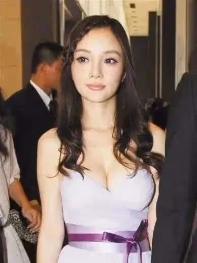 離婚後的李小璐變成了「大號水蜜桃」,苦了甜馨,幸福了男友