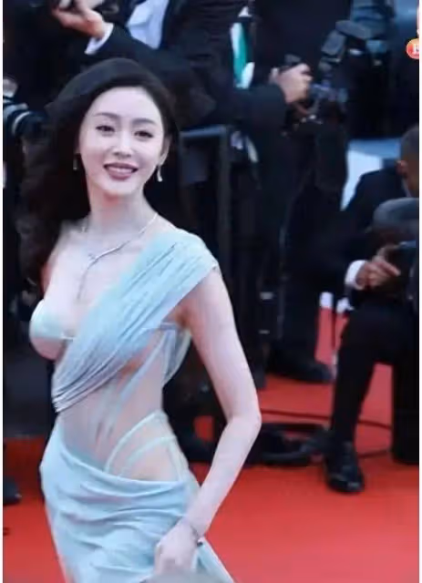 36歲劉亦菲和48歲舒淇站在一起以後,才知道什麼叫美人在骨不在皮