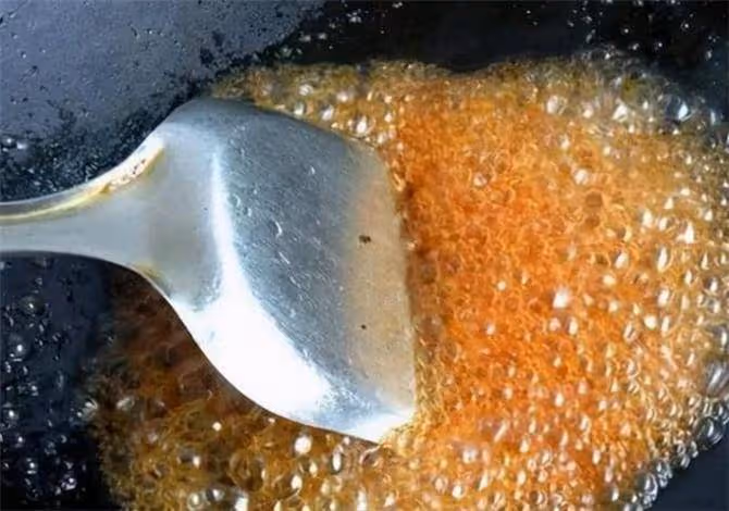 冰糖熬製糖色怎麼熬才正確?很多人沒有掌握其中的小技巧