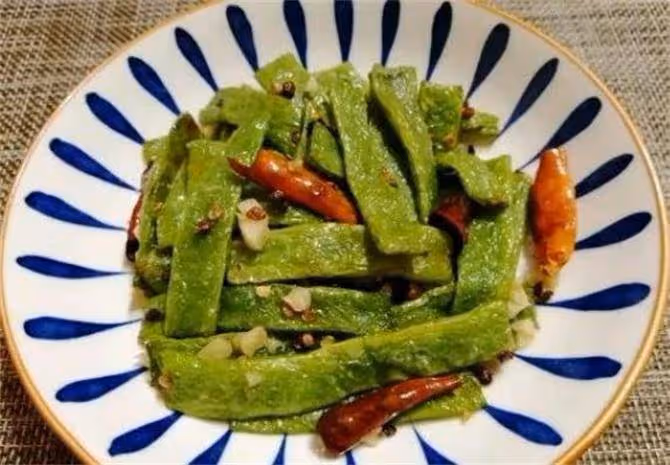 扁豆怎麼燒才好吃?大廚教你新吃法,顏色翠綠特下飯