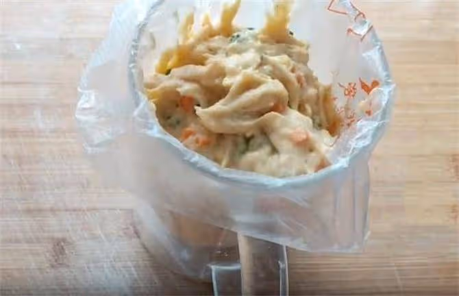 玉米面用開水一燙,加點麵粉,手不沾面,15分鐘營養早餐餅出鍋