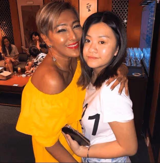 美艷港星與大女兒現身！被贊最美星二代！二女兒卻像爸爸