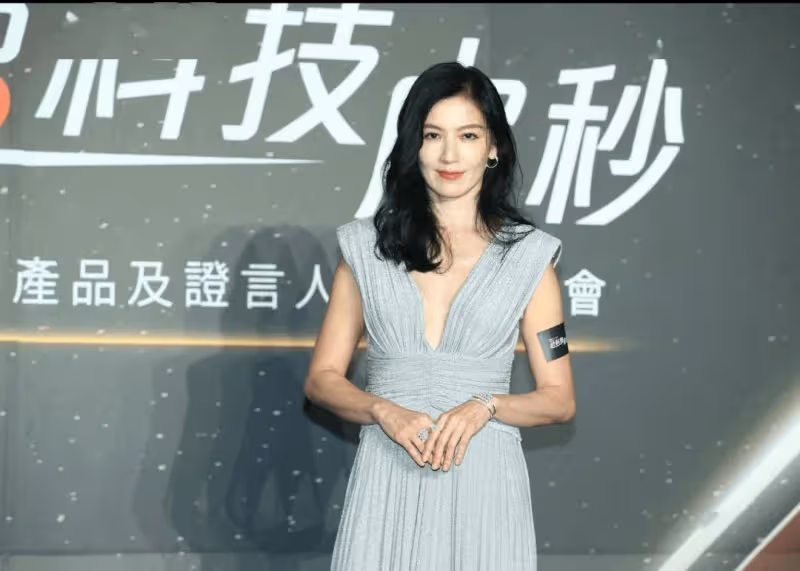 港產片女神超低胸性感現身!爆女兒嫌她年老︰內心很受傷
