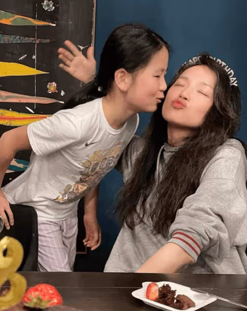 港產片女神超低胸性感現身!爆女兒嫌她年老︰內心很受傷