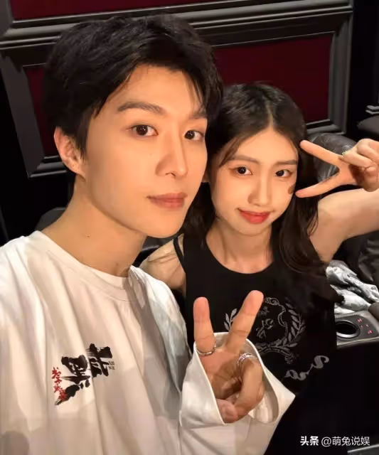馮小剛18歲女兒近照：現身范丞丞新片首映禮，黑髮紅唇越髮漂亮了