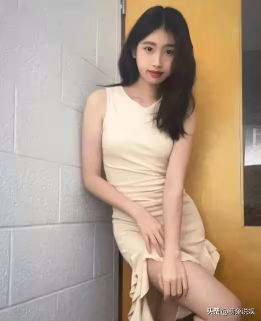 馮小剛18歲女兒近照：現身范丞丞新片首映禮，黑髮紅唇越髮漂亮了