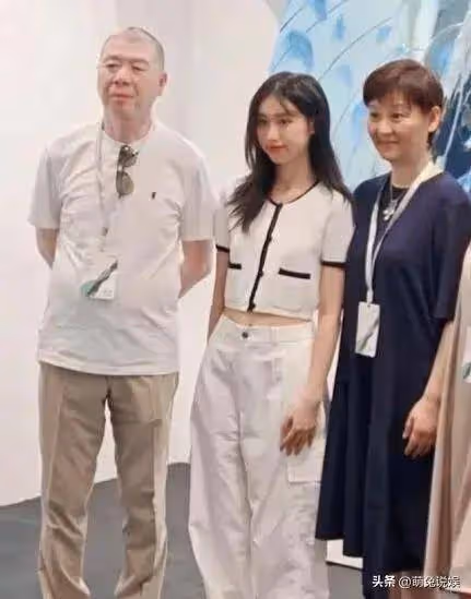 馮小剛18歲女兒近照：現身范丞丞新片首映禮，黑髮紅唇越髮漂亮了