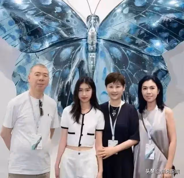 馮小剛18歲女兒近照：現身范丞丞新片首映禮，黑髮紅唇越髮漂亮了