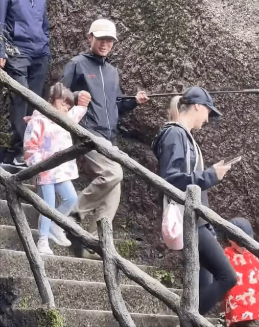 撒貝寧攜家人游黃山,和路人合影毫無架子!4歲女兒露臉呆萌可愛