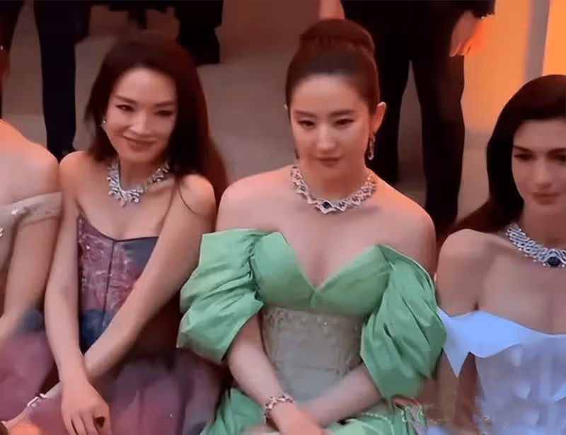 劉亦菲出席活動近照大變樣,滿臉膠原蛋白!昔日清純模樣一去不返