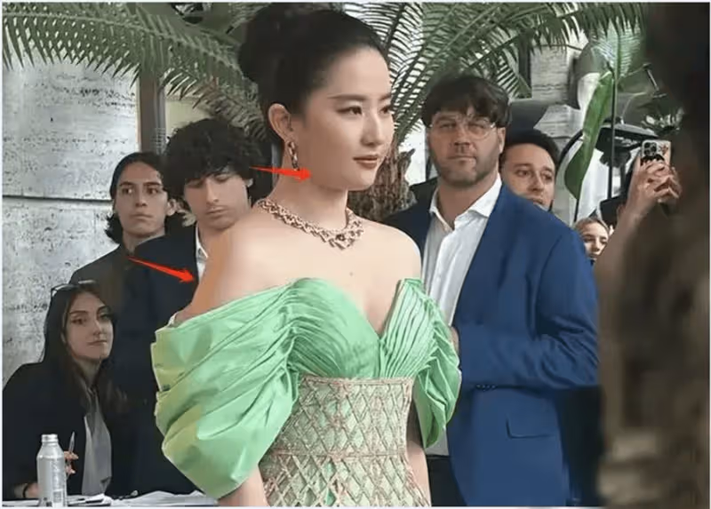 劉亦菲出席活動近照大變樣,滿臉膠原蛋白!昔日清純模樣一去不返
