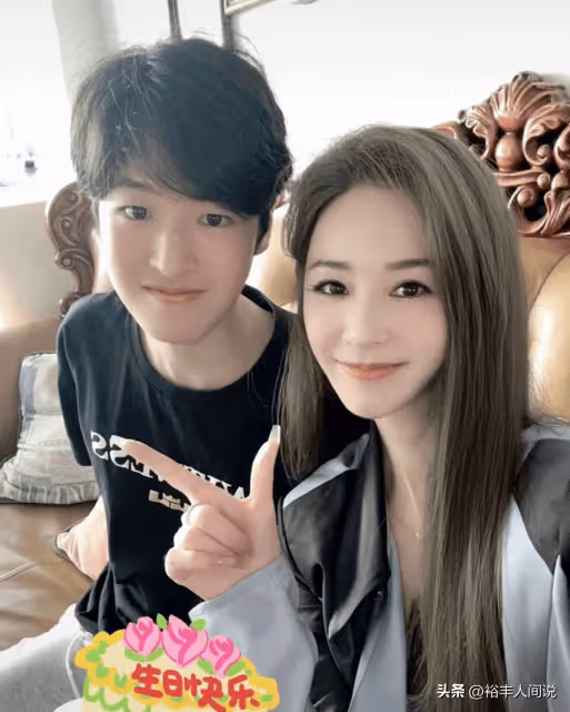 吳佳尼為兒子慶祝17歲生日!爸爸馬景濤送電腦,留言暴露雙層關係