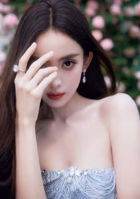 娜扎珠寶寫真露事業線和美背!雪膚玉貌曼妙身材性感撩人