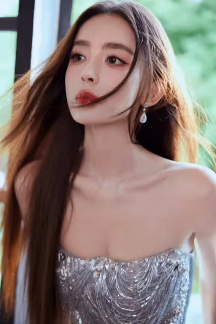 娜扎珠寶寫真露事業線和美背!雪膚玉貌曼妙身材性感撩人