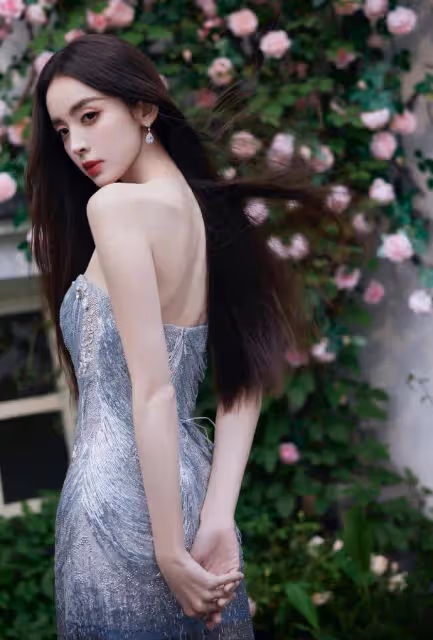 娜扎珠寶寫真露事業線和美背!雪膚玉貌曼妙身材性感撩人