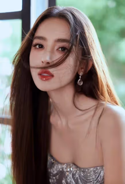 娜扎珠寶寫真露事業線和美背!雪膚玉貌曼妙身材性感撩人
