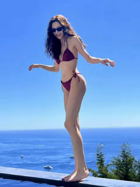 鍾楚曦比基尼泳裝照露出大美腿!魔鬼身材性感火辣