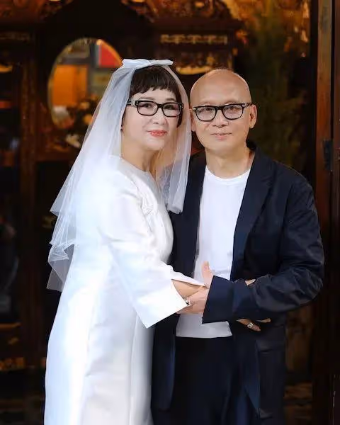 TVB花旦親手為父母補拍婚紗照,直言多年心愿終達成,霸氣回應被催婚