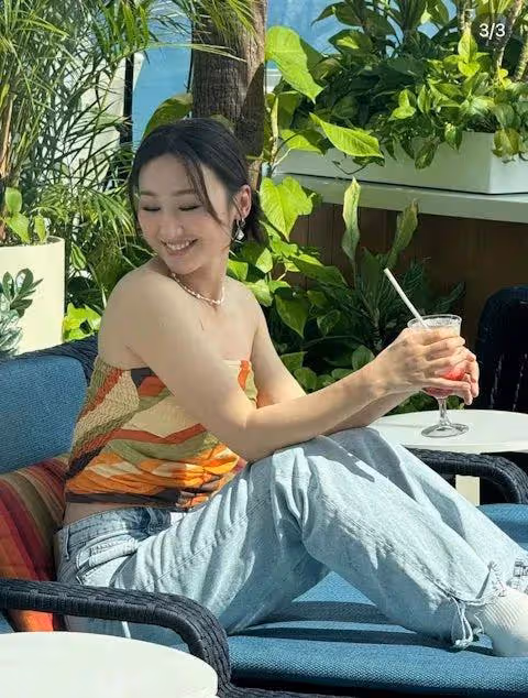 TVB花旦親手為父母補拍婚紗照,直言多年心愿終達成,霸氣回應被催婚
