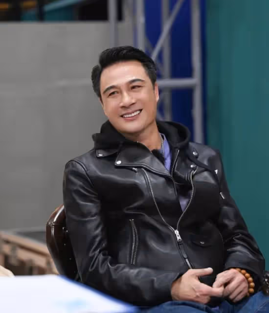 62歲知名港星自嘲TVB熬夜肝差變火爆,大讚兒子有幽默感反對其導演夢