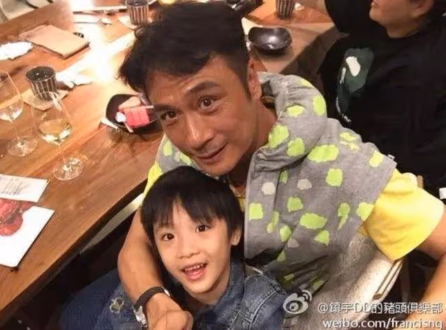 62歲知名港星自嘲TVB熬夜肝差變火爆,大讚兒子有幽默感反對其導演夢