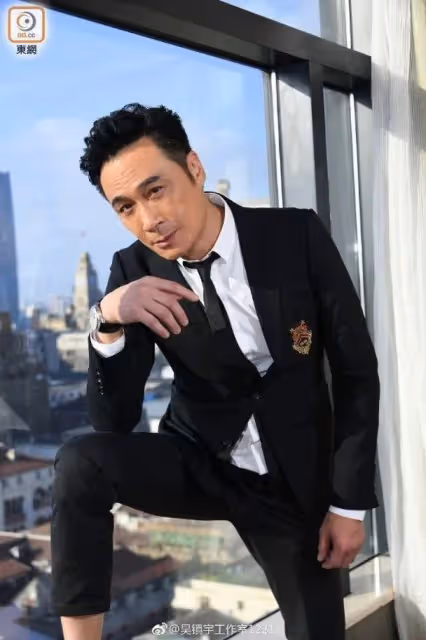 62歲知名港星自嘲TVB熬夜肝差變火爆,大讚兒子有幽默感反對其導演夢